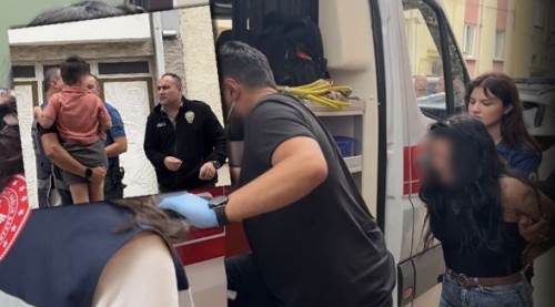 Eskişehir’de çekiçle apartmanı birbirine kattı: Korkan çocuğunu polis sakinleştirdi