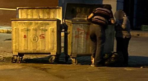 Eskişehir'de çekilen utanç fotoğrafı! Marketlerin önünde...