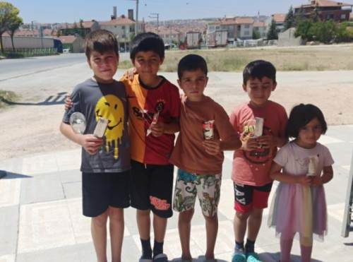 Eskişehir’de çevre temizliği yapan çocuklara dondurma sürprizi