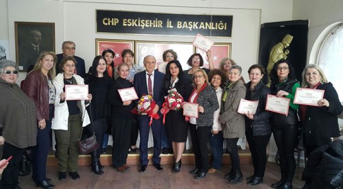 Eskişehir'de CHP'li kadınlar sertifika aldı