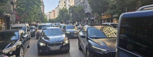 Eskişehir'de çifte park çilesi: Trafik durma noktasına geldi!