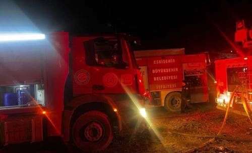 Eskişehir’de çiftlik yangını sabaha kadar sürdü: Hayvanlar tahliye edildi