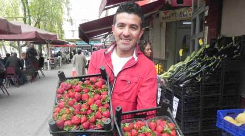 Eskişehir'de çileği "özel" fiyatla satıyor!