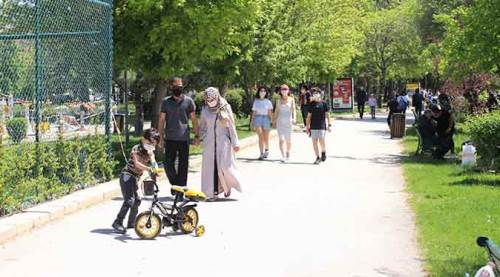 Eskişehir'de çocuklar sokaklara akın etti