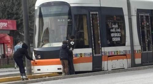 Eskişehir'de çocukların tramvay macerası yürekleri ağza getirdi