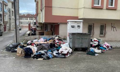 Eskişehir'de çöp konteyneri giysilerle doldu taştı!