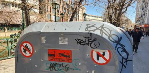 Eskişehir'de çöp kutularını karalayarak görüntü kirliliği yarattılar