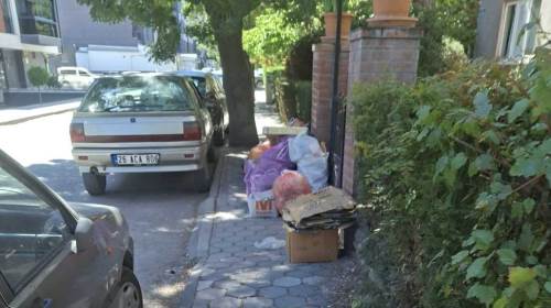 Eskişehir'de çöpler apartman girişine yığıldı