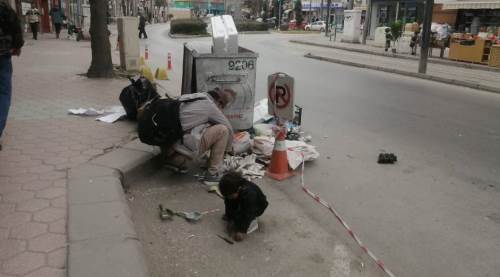 Eskişehir'de çöpün içini dışına çıkardı, öylece bıraktı!