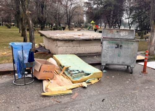 Eskişehir'de çöpün kenarına bırakılan eskimiş yatak tepki çekti