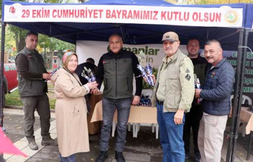 Eskişehir’de Cumhuriyet’in 103. yılına özel bin 103 lavanta fidanı dağıtıldı