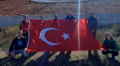 Eskişehir'de dağ yamacındaki Türk bayrak için yürüdüler