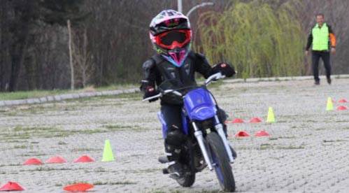 Eskişehir'de daha üç yaşında pistlerin tozunu attırıyor!