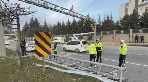 Eskişehir’de damperi açık kalan tır direğe çarpıp trafiği aksattı