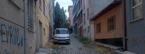 Eskişehir’de dar sokakta park ihlali tepki çekti!