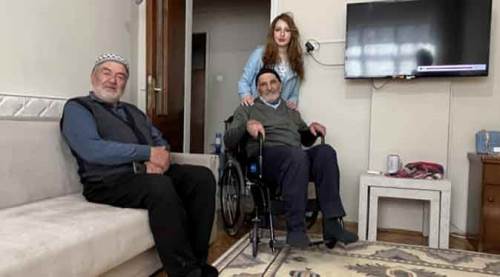 Eskişehir’de dede ile torun depremzedeye umut oldu