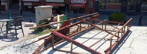 Eskişehir’de demir profiller yaya yolunu kapattı