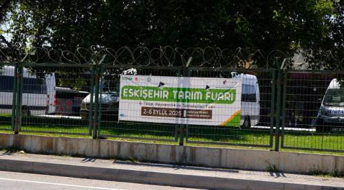 Eskişehir’de denetimsiz ve izinsiz asılan afişler...