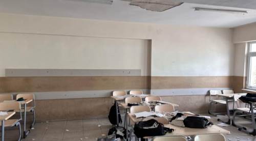 Eskişehir'de ders yaparken tavan başlarına çöktü!