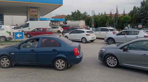 Eskişehir'de dev zam öncesi araç kuyruğu! 