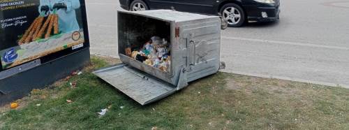 Eskişehir’de devrilen konteyner çevreye atık saçtı!