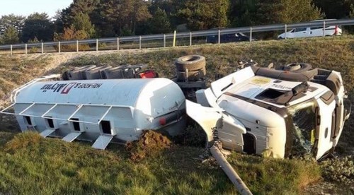 Eskişehir'de devrilen tırdan sağ kurtuldu