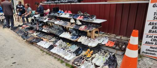 Eskişehir'de dikkat çeken tezgah: Giymediklerinizi siz de satın!