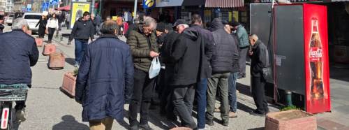 Eskişehir'de dikkat çeken yoğunluk: Dakikalarca sıra beklediler!