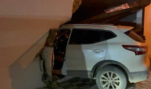 Eskişehir'de dikkatsizlik pahalıya patladı: Cip apartmana daldı