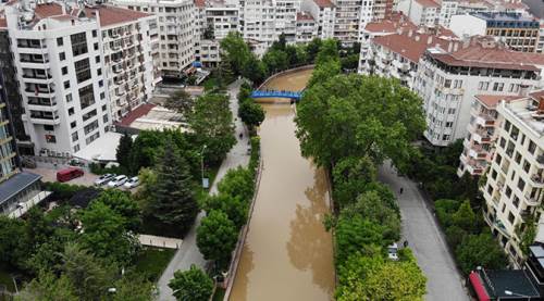 Eskişehir'de dinmeyen sağanak Porsuk Çayı'nın rengini değiştirdi