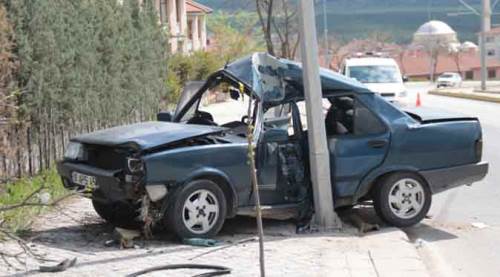 Eskişehir'de direğe çarpan otomobil iki büklüm oldu