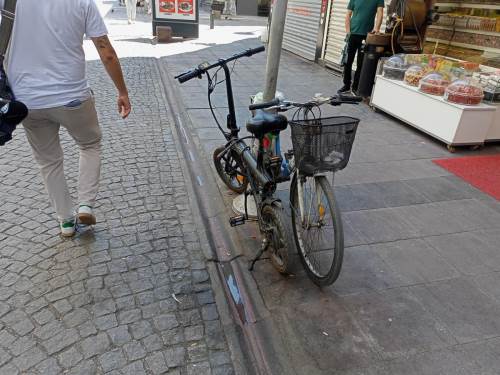 Eskişehir'de direkler bisiklet parkı gibi kullanılıyor!