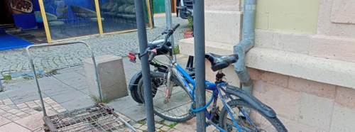 Eskişehir'de direkler kaldırım geçişini zorlaştırıyor