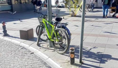 Eskişehir'de direklere bisiklet kilitleme sürüyor