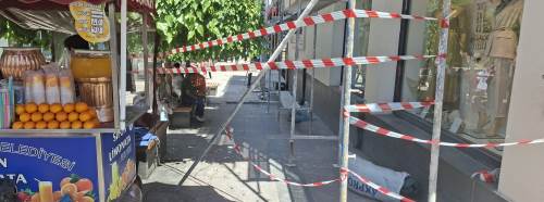 Eskişehir'de dış cephe çalışması yaya yolunu daralttı