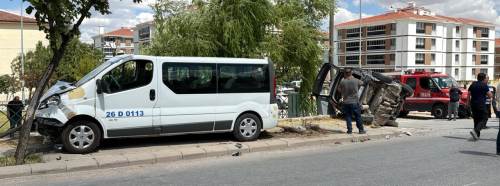 Eskişehir’de dolmuşla otomobil çarpıştı: 8 kişi yaralandı!