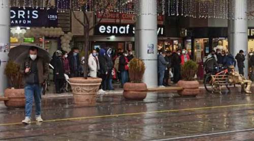 Eskişehir'de dolu yağdı, saçak altları doldu!