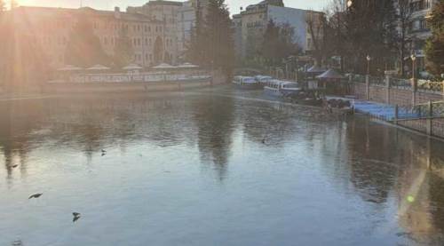 Eskişehir'de donmuş Porsuk Çayı'nın üzerinde böyle gezdiler...