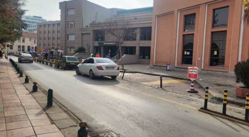 Eskişehir'de dubalar da çare olmadı: Otopark ihlalleri sürüyor