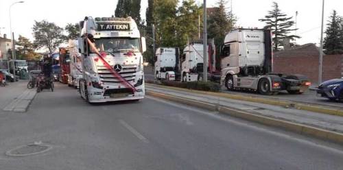Eskişehir’de düğüne 7 tırlık sürpriz! Gelin ve damat şaşkına döndü