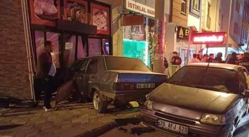 Eskişehir'de dükkana araç girdi!