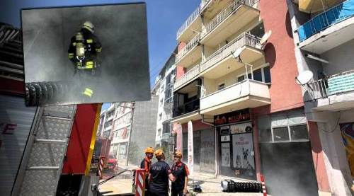 Eskişehir'de dumanlar apartmanı sardı! 4 katlı bina boşaltıldı
