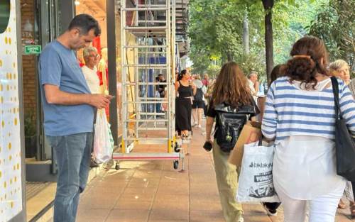 Eskişehir'de duyarsız işgal: Yayalar tramvay yolunu kullanmak zorunda kaldı