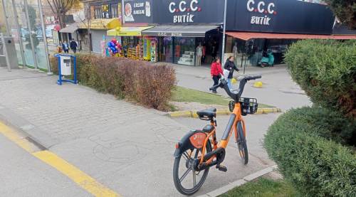 Eskişehir'de duyarsız park engelli geçişini kapattı!