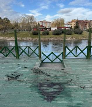 Eskişehir'de duyarsız vatandaşlar iskeleye zarar verdi