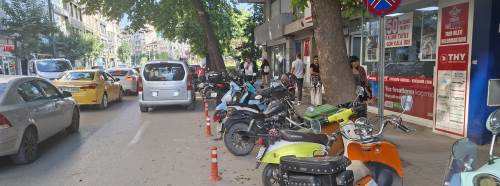 Eskişehir'de duyarsızca park edilen motosikletler tepki topladı!