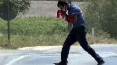 Eskişehir'de duygulandıran görüntü: Yere düşen bayrağı görünce...