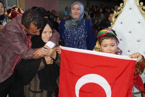 Eskişehir'de duygusal gece: Şehit emaneti bayrak toruna verildi