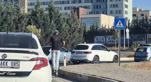Eskişehir'de e-skuter sürücüsünden tehlikeli hareket
