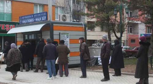 Eskişehir'de ekmek kuyrukları uzadıkça uzuyor...